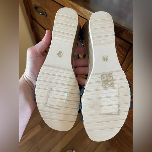 NWOB Patrizia Spring Step Wedge Sandals Size 10 Black With White Flowers Zipper - Picture 4 of 9